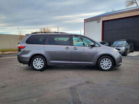 Used 2017 Toyota Sienna Limited image 6