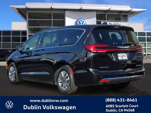 Used 2024 Chrysler Pacifica Select image 6