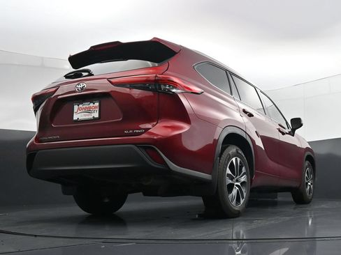 Used 2022 Toyota Highlander XLE AWD/4WD image 36