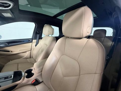 Used 2025 Porsche Macan AWD/4WD image 5