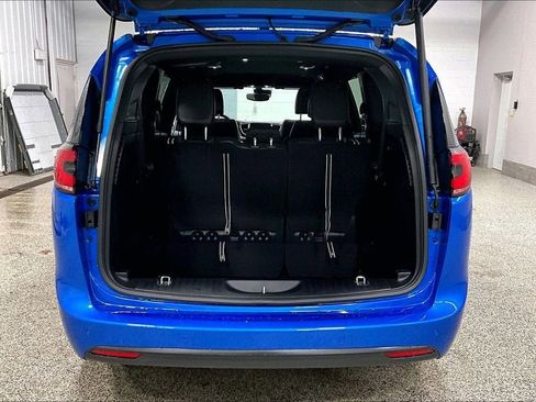 New 2026 Chrysler Pacifica Select w/ S Appearance Package image 5