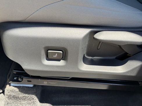 Used 2025 Toyota Tacoma SR5 AWD/4WD image 8