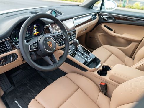 New 2026 Porsche Macan image 4