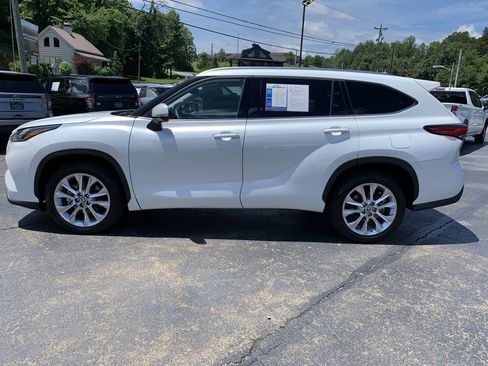 Used 2023 Toyota Highlander Limited FWD image 4