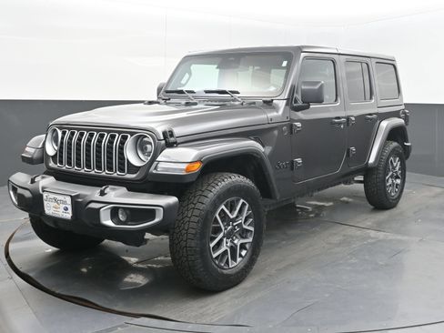 Used 2025 Jeep Wrangler Unlimited Sahara AWD/4WD image 4
