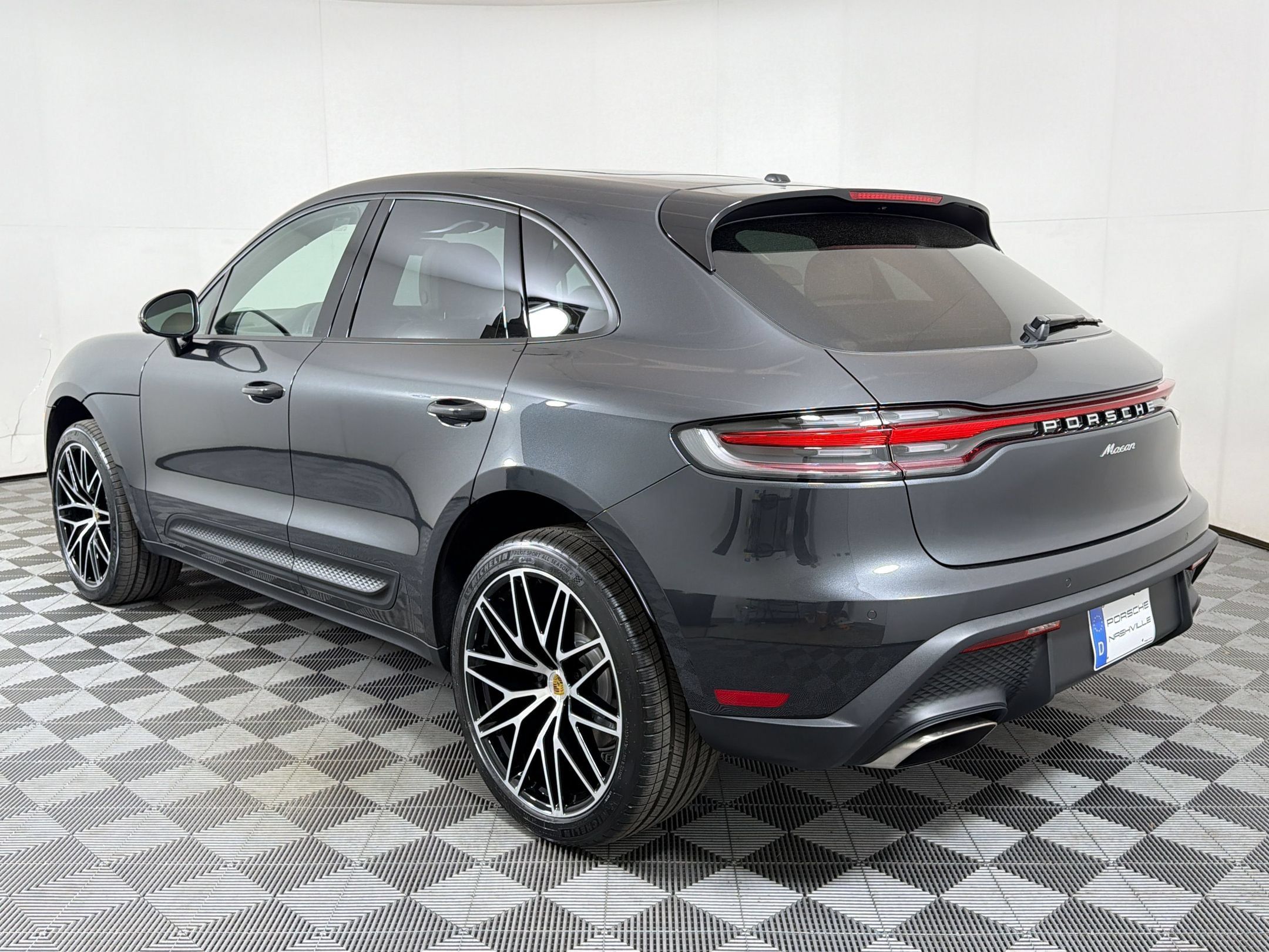 Used 2026 Porsche Macan AWD/4WD image 3