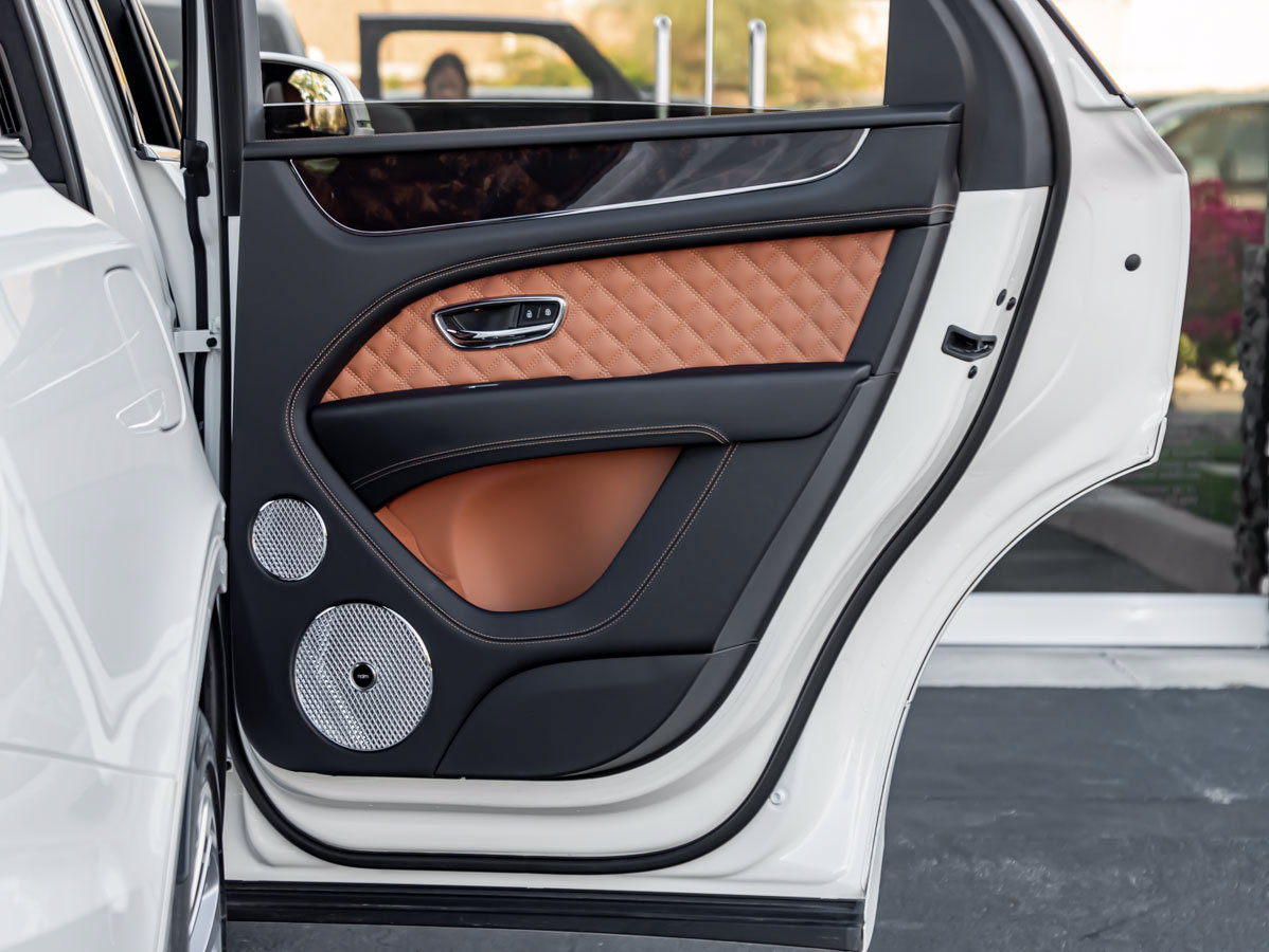 Used 2023 Bentley Bentayga Plug-In Hybrid AWD/4WD image 37