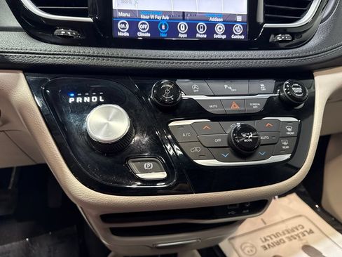 Used 2020 Chrysler Pacifica Limited FWD image 18