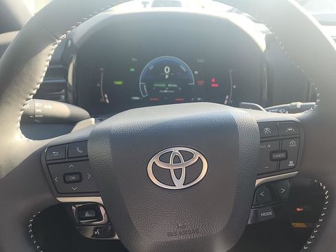 Used 2025 Toyota Camry SE w/ Convenience Package FWD image 17
