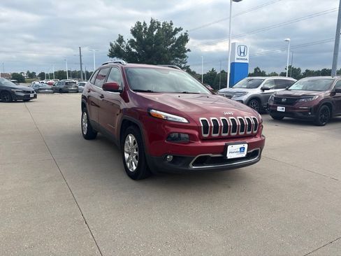 Used 2017 Jeep Cherokee Limited AWD/4WD image 3