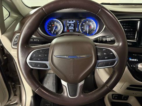 Used 2018 Chrysler Pacifica Touring-L w/ Premium Audio Group image 19