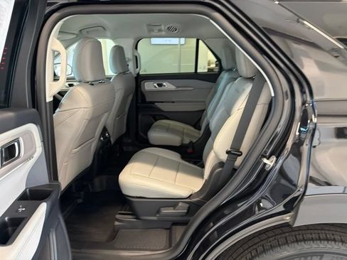 Used 2025 Ford Explorer Active w/ Active Comfort Package AWD/4WD image 16