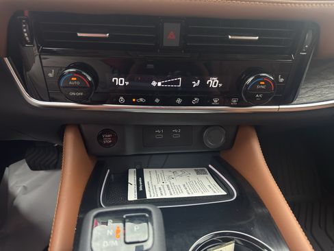 Used 2025 Nissan Rogue Platinum FWD image 18