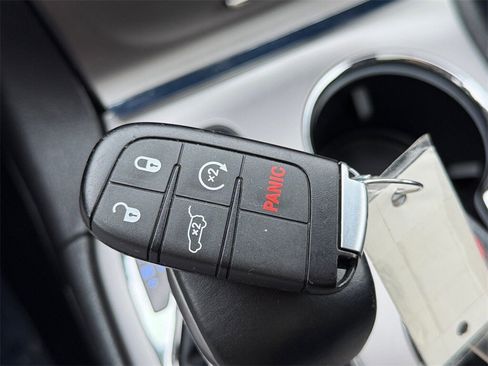 Used 2020 Jeep Grand Cherokee Limited w/ Luxury Group II image 31