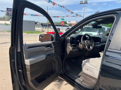 Used 2023 Chevrolet Silverado 1500 LT AWD/4WD image 8