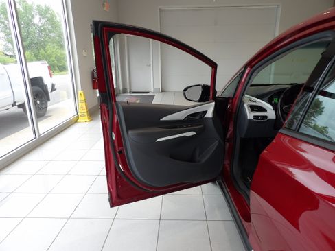 Used 2020 Chevrolet Bolt LT FWD image 8