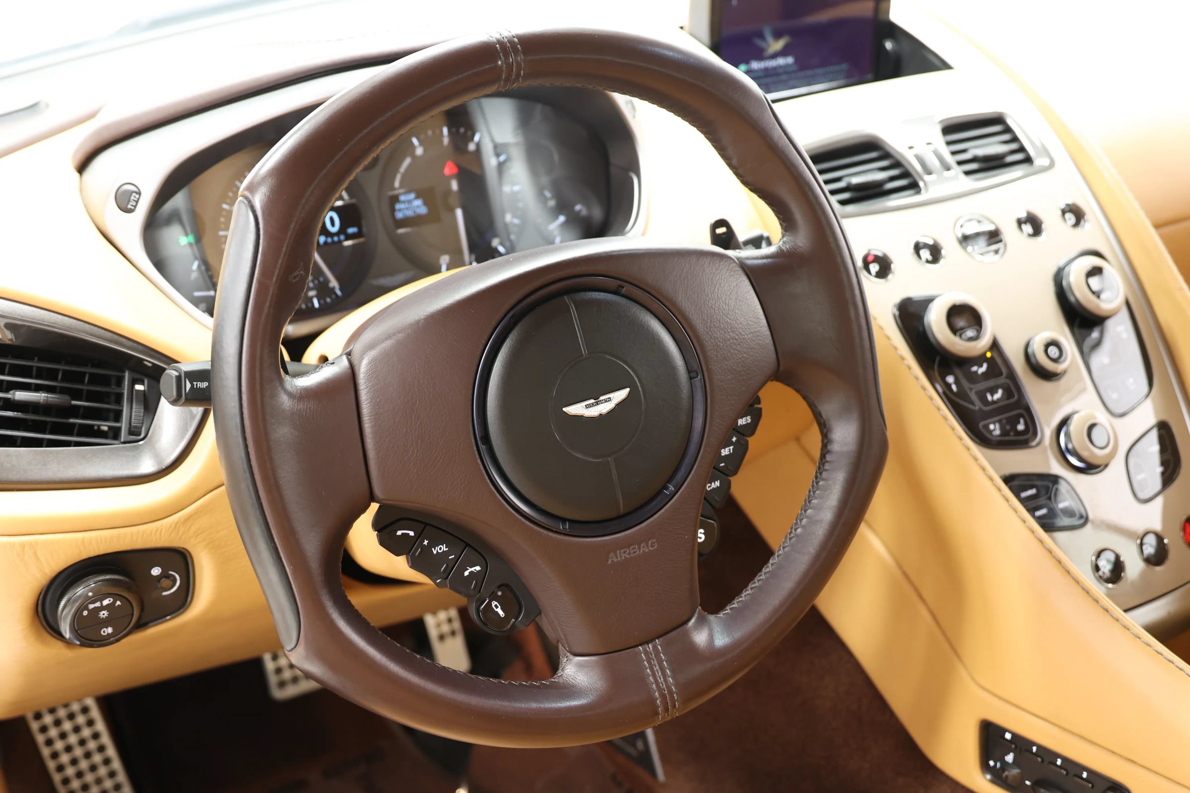 Used 2015 Aston Martin Vanquish Volante RWD image 27