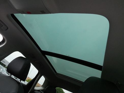 Certified 2025 Volkswagen Taos SE AWD/4WD image 33