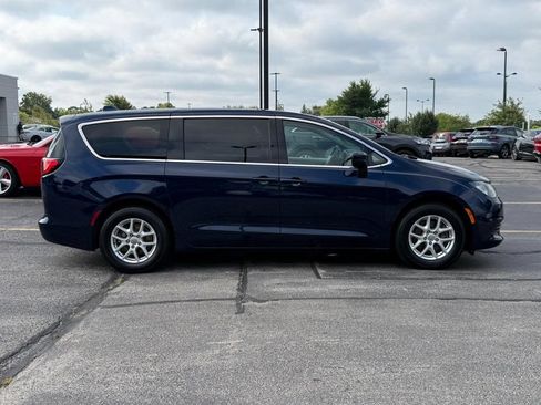 Used 2017 Chrysler Pacifica LX FWD image 2