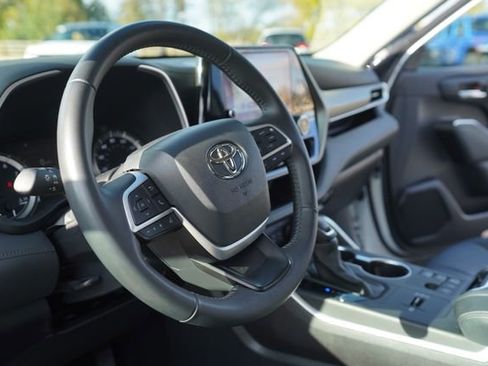 Used 2024 Toyota Highlander LE image 30