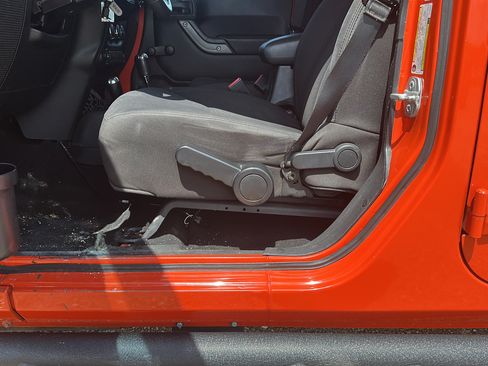 Used 2015 Jeep Wrangler Unlimited Sport w/ Connectivity Group AWD/4WD image 10