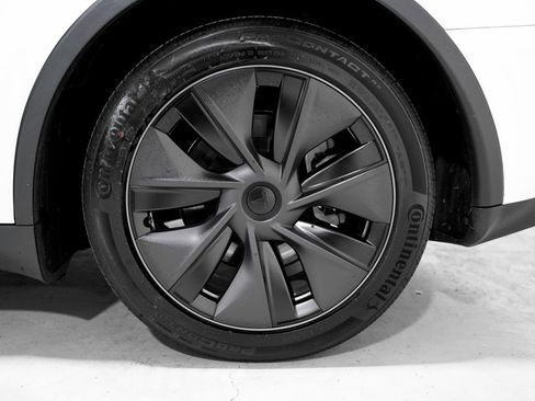 Used 2025 Tesla Model Y Long Range image 35