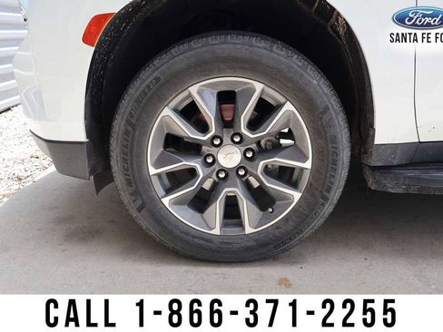 Used 2021 Chevrolet Suburban LT RWD image 5