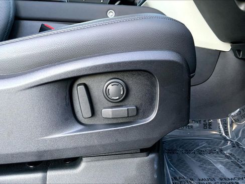 Used 2024 Land Rover Defender 110 SE image 36