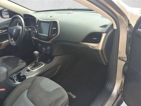 Used 2017 Jeep Cherokee Latitude FWD image 21