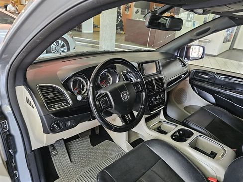 Used 2019 Dodge Grand Caravan SXT image 11