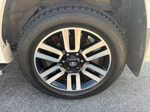 Used 2022 Toyota 4Runner Limited AWD/4WD image 25