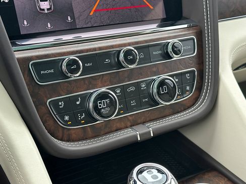 Used 2025 Bentley Bentayga image 24