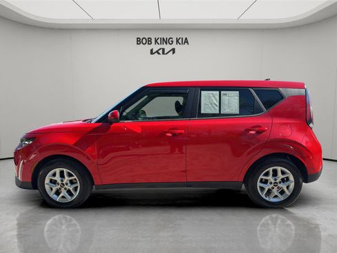 Used 2023 Kia Soul LX w/ LX Technology Package image 2
