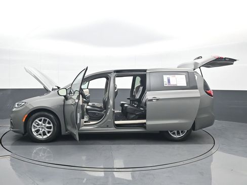 Used 2023 Chrysler Pacifica Touring-L image 27