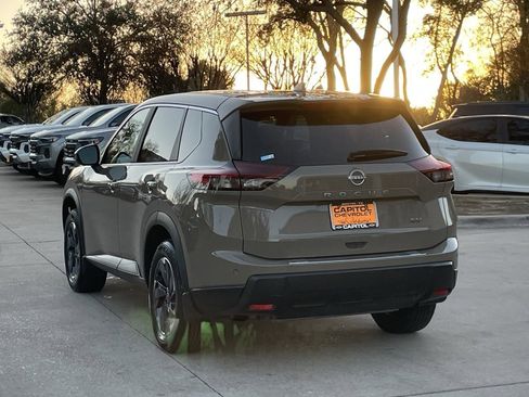 Used 2024 Nissan Rogue SV image 4