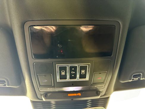 Used 2024 Land Rover Discovery Dynamic SE AWD/4WD image 31