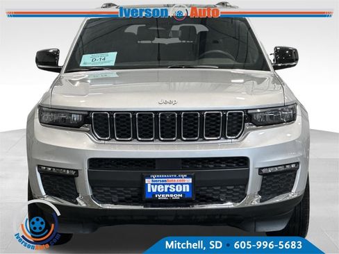 Used 2024 Jeep Grand Cherokee L Limited w/ Luxury Tech Group II image 3