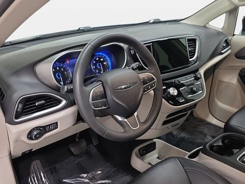 Used 2024 Chrysler Pacifica Touring-L FWD image 16