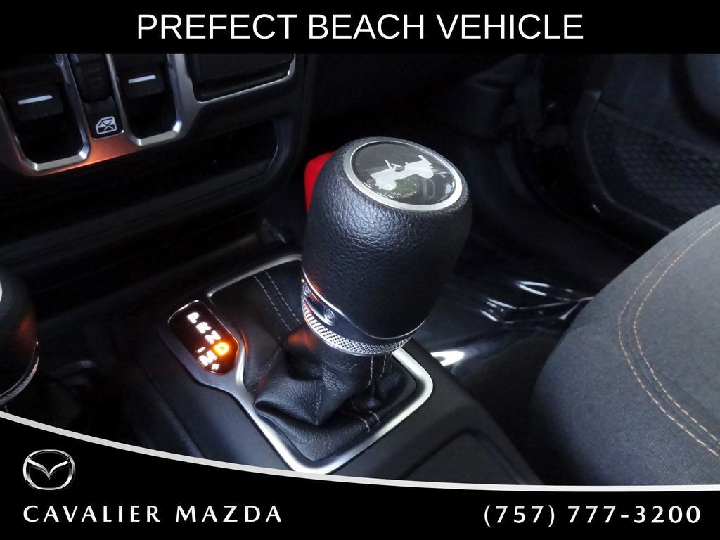 Used 2025 Jeep Wrangler Unlimited Sahara AWD/4WD image 33