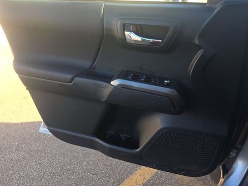 Used 2017 Toyota Tacoma TRD Sport image 31