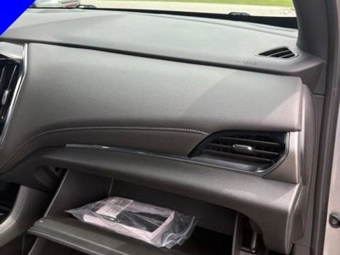 Used 2023 Chevrolet Traverse LT FWD image 32