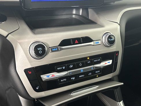 Used 2023 Ford Explorer XLT w/ Equipment Group 202A RWD image 33