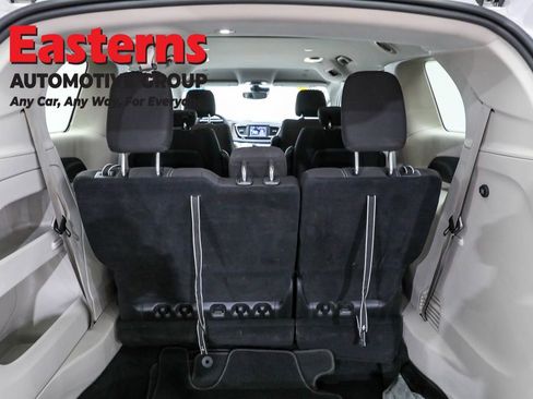 Used 2023 Chrysler Voyager LX image 9