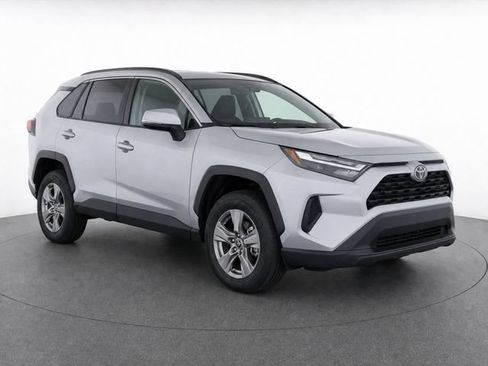 Used 2025 Toyota RAV4 XLE AWD/4WD image 2