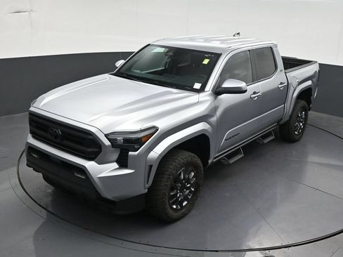 Used 2025 Toyota Tacoma SR5 AWD/4WD image 15