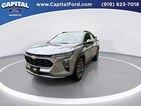 Used 2025 Chevrolet Trax LT w/ LT Convenience Package FWD image 4