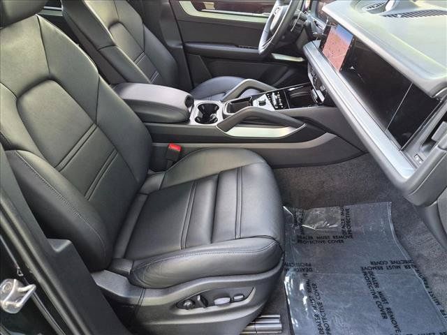 Used 2025 Porsche Cayenne AWD/4WD image 22