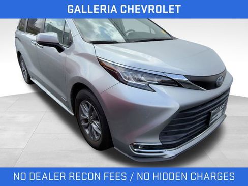 Used 2021 Toyota Sienna XLE FWD image 2