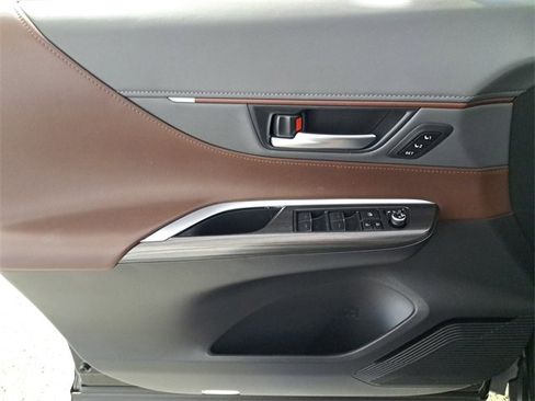 Used 2023 Toyota Venza Limited image 21