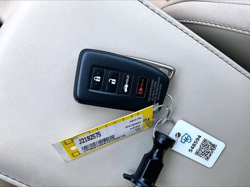 Used 2018 Lexus ES 300h w/ Luxury Package FWD image 13